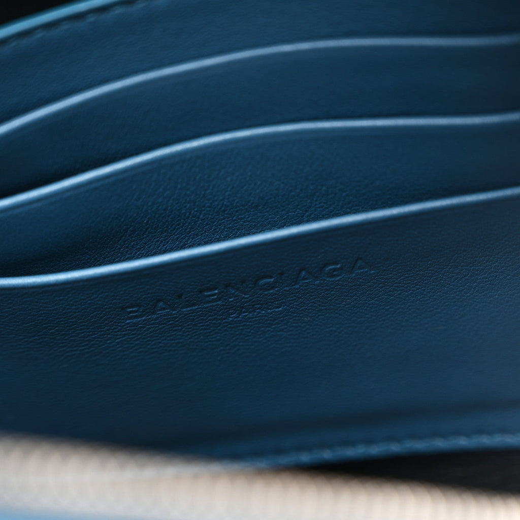 Calfskin M Triangle Pouch Bleu Persan